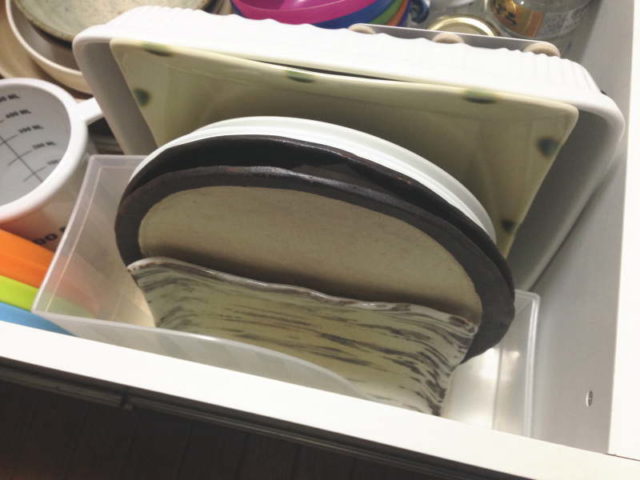 引出に100円均一のファイルボックスとブックエンドを使って皿を立てた状態