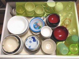 食器は大きなものから順番に、種類ごとに分けて収める