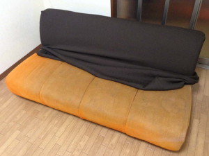 ソファーカバーを背もたれに掛ける