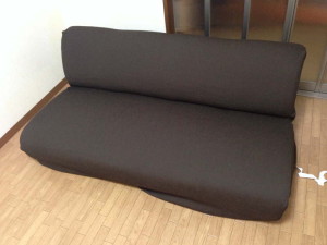 ソファーカバーを座面に掛ける