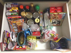 食品ストックの半減化に成功した食器棚の引出（before）