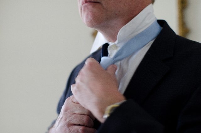 ネクタイを締める男性・イメージ