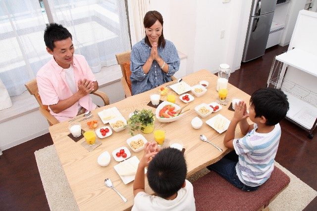 家族で食事・イメージ