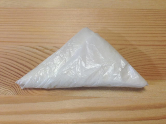 二等辺三角形に折り畳んだレジ袋