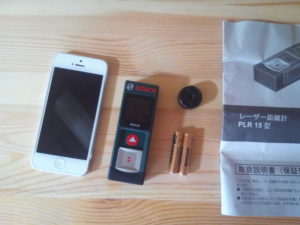 iPhone5とBOSCH(ボッシュ) レーザー距離計 PLR15と単4電池の大きさを比較