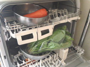 食洗機の中に下ごしらえをした野菜をザルに入れて置いています