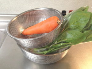 下ごしらえをした野菜を入れたザルを重ねるのは事実上無理