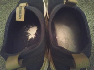 靴をトントンして中敷きの上一面に粉を広げる