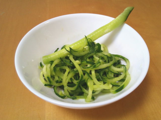 麺のようになったキュウリとその芯