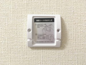 入念に押さえて壁置きパーツを壁紙に貼り付ける