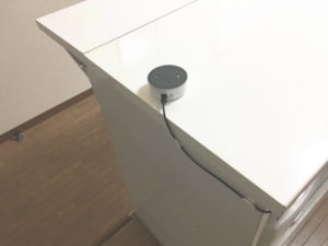 Echo Dotの電源ケーブルは粘着式コードフックで固定