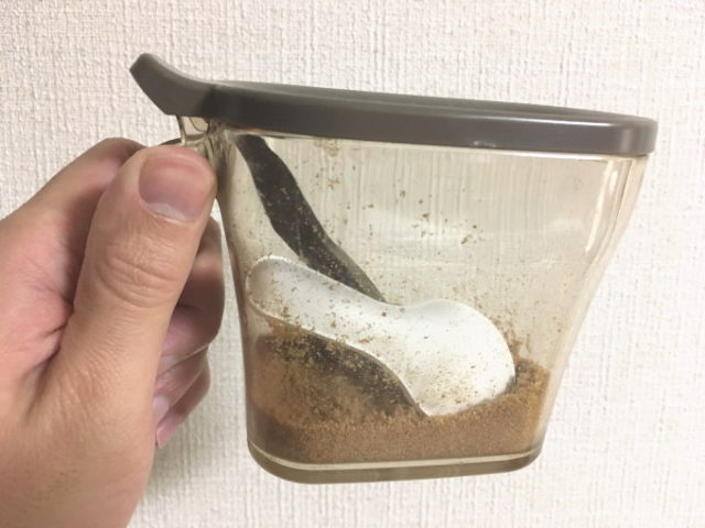 珪藻土スプーン使用後の調味料ポット