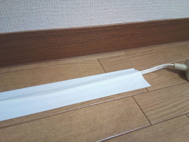 カモ井加工紙のマスキングテープで床面にケーブルを固定