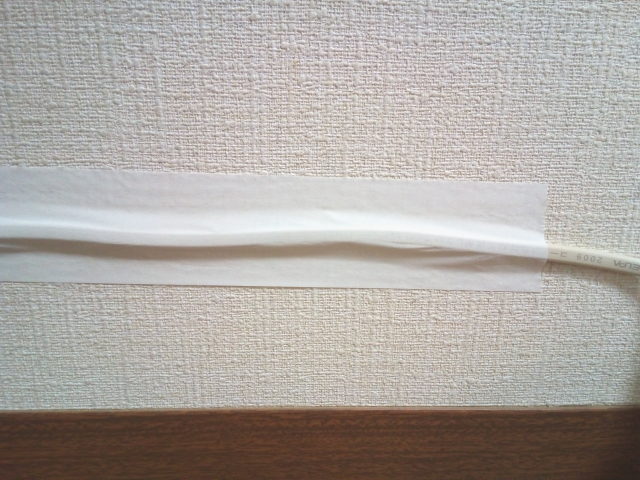 カモ井加工紙のマスキングテープで壁紙にケーブルを固定