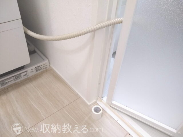 カモ井の白いマステを浴室出入口横の壁紙のキズ防止に活用