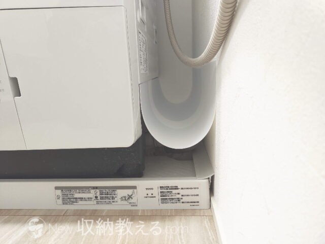 洗濯機と壁のすき間をPPシートで覆ってホコリが積もるのを防ぐ