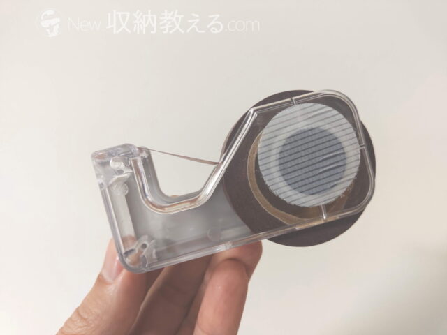 ダイソー・マグネット付きマスキングテープカッターの背面は透明でフェライト磁石付き