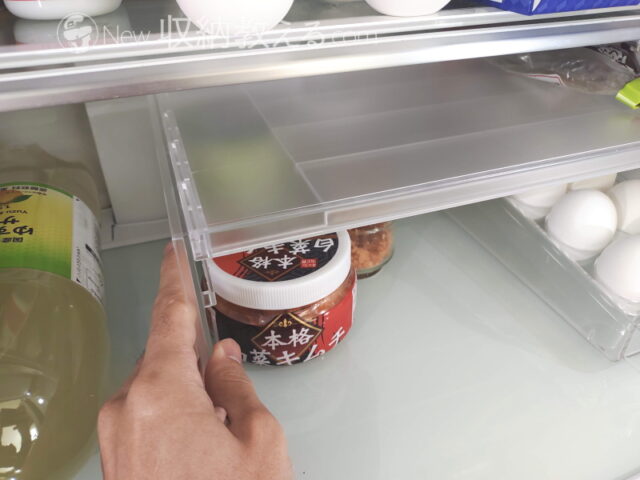 山崎実業・伸縮冷蔵庫中収納ラックtowerは片手でサッと幅調整ができる