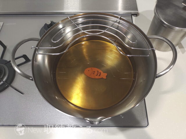 宮崎製作所・サスティナ 天ぷら鍋にサクッとあげものちゃんをサラダ油を入れる