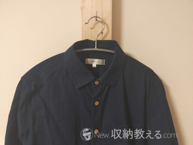 トナリの雑貨店・wakiyaku(R) アーチハンガーにシャツを掛けた状態