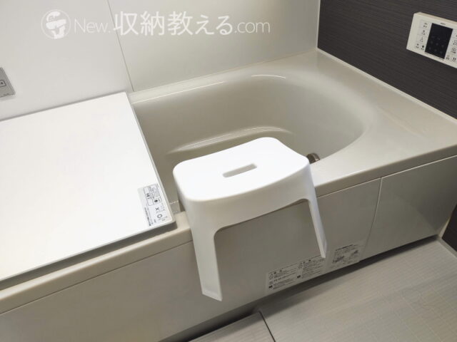 山崎実業・マグネット風呂イスtowerは浴槽の縁にも掛けられる
