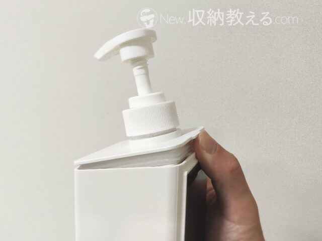 山崎実業・たっぷり洗剤が出るマグネットディスペンサーtowerの上蓋はワンプッシュで開閉