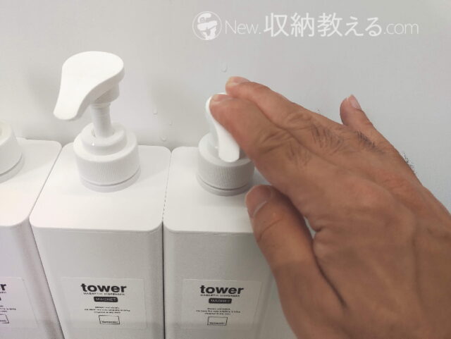 山崎実業・たっぷり洗剤が出るマグネットディスペンサーtowerは強力なマグネットでポンプを押してもズリ落ちない