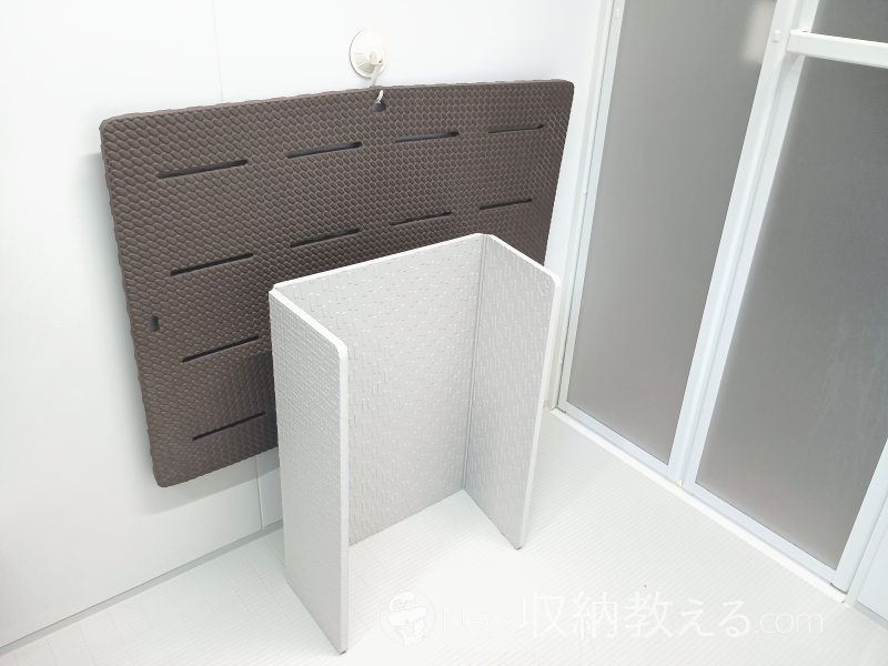 アイリスオーヤマ「風呂マット ブラウン 60×85×2cm BM-6085E」と比較（立てかけた状態）