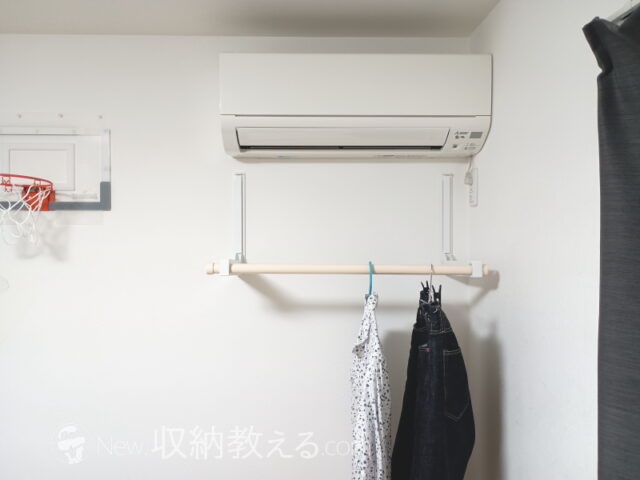 山崎実業・ウォール折り畳み物干し竿ホルダー タワー 2個組 石こうボード壁対応 ホワイト 1921＋矢崎化工・イレクターパイプをエアコンの下に設置