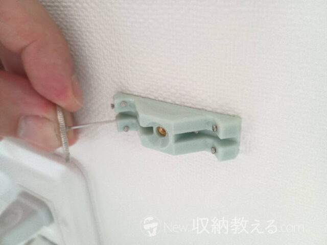 アルメタックス・ウォールシェルフの固定具をピンで石膏ボード壁に固定する