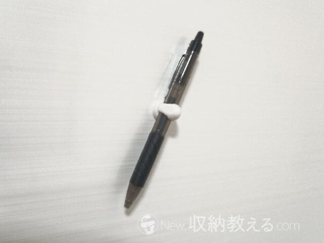 プラス「強力ミニマグネット フックタイプ」をボールペンに装着してみた