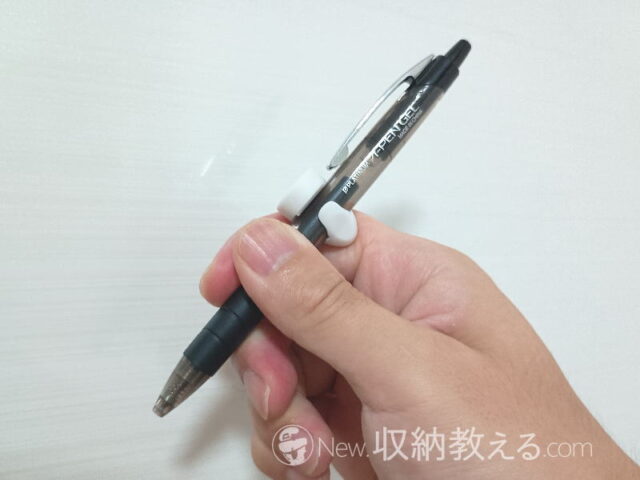 プラス「強力ミニマグネット フックタイプ」はペンに装着したままでは書きにくい