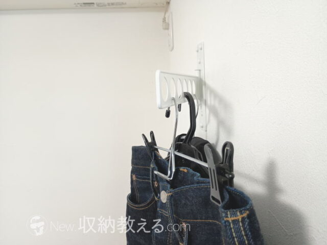 山崎実業・ウォール衣類ハンガー 石こうボード壁対応 towerは洋服を掛けたまま畳むこともできる