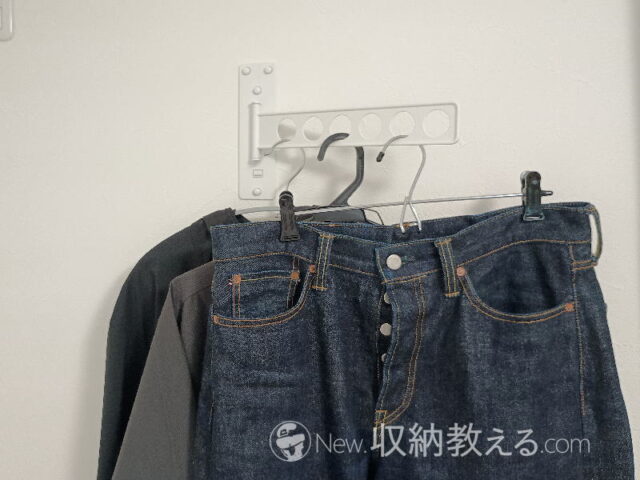 山崎実業・ウォール衣類ハンガー 石こうボード壁対応 tower　洋服を掛けたままハンガー部を右に振った状態