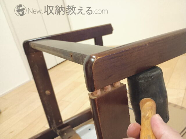 ゴムハンマーで叩いて分解する