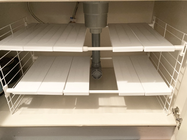 システムキッチンのシンク下に設置した伸縮ラック