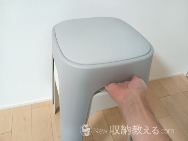 bon moment(ボンモマン)・スタッキングスツールは積み重ねた状態から軽い力で引き抜くことができる