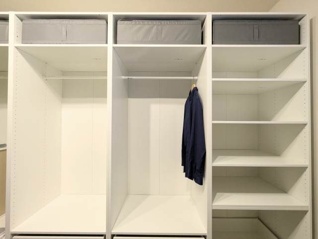 造り付け風のワードローブ&オープンシェルフ