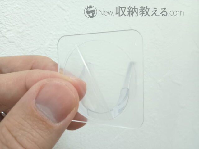 清和産業・クリアマルチフック両面テープタイプを造作家具に貼り付け