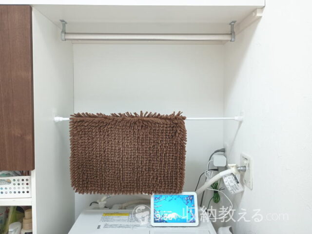 清和産業・クリアマルチフックに突っ張り棒を渡してバスマットを掛けてみた