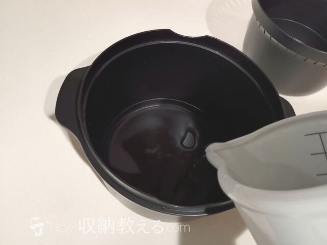ご飯を炊くためにはまず外容器に水を入れる