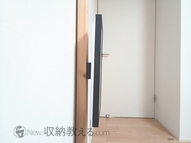 サンワサプライ・モニター壁掛け金具100-LAW001を使うと画面は少し手前に傾く