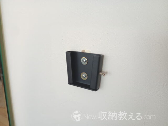 サンワサプライ・モニター壁掛け金具100-LAW001の壁面用ブラケットをカベロックで取り付け