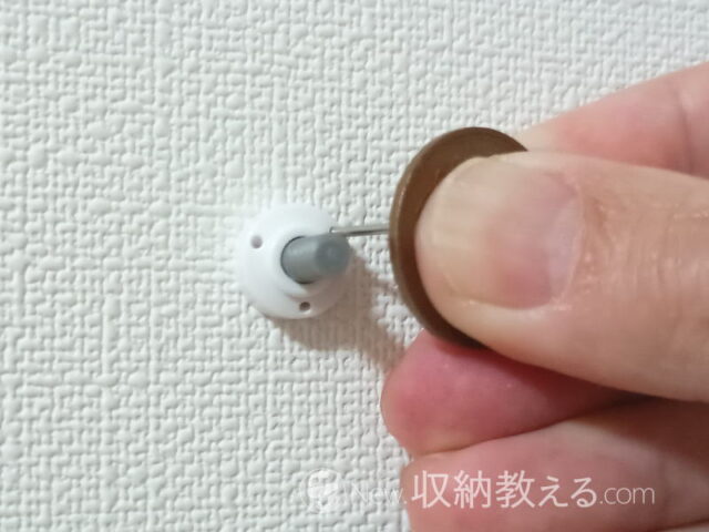 ダイソー／石こうボード用 壁面に取り付けできるネジ型ピンの土台部分をピンで壁に固定