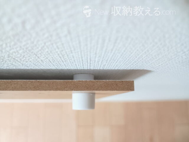 ダイソー／石こうボード用 壁面に取り付けできるネジ型ピンでパンチングボードを取り付け上から見た状態