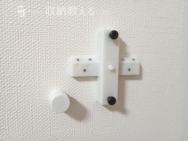 ダイソー／石こうボード用 壁面に取り付けできるネジ型ピンと石膏ボード壁面取付けパーツ（デザインボード専用）