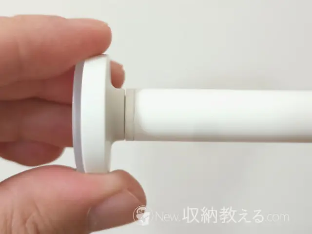 平安伸銅工業／極ピタつっぱり棒の両端の円盤はポールに固定されない構造