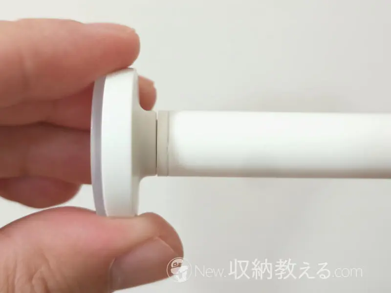 平安伸銅工業／極ピタつっぱり棒の両端の円盤はポールに固定されない構造