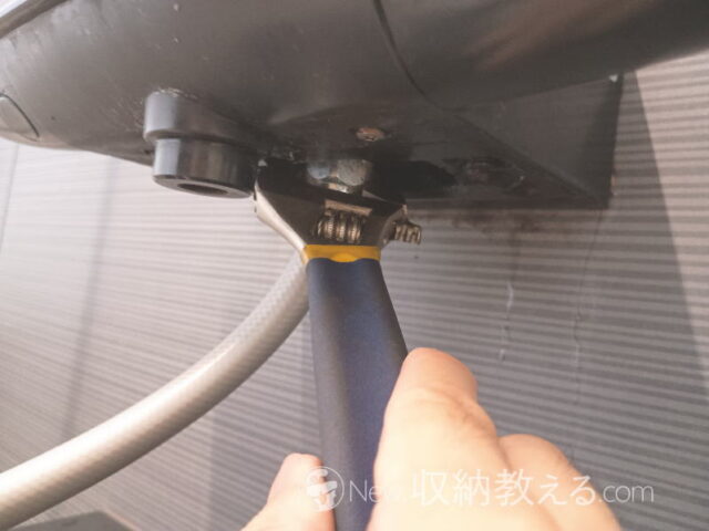 スゴピカ水栓KF818に接続しているシャワーホースのネジを外す