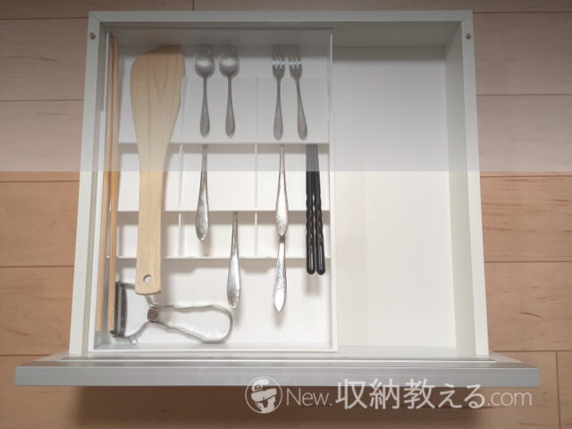 ダイソー/キッチン伸縮仕切り付ケースは引出しの奥にカトラリーが並ぶので使いにくい